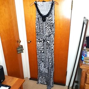 Spense black & white long sleeveless maxi dress w/ beaded neckline, a tied waist